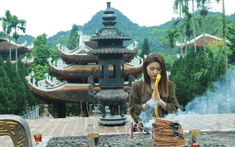 Lưu ý mang trang phục kín đáo khi ghé thăm chùa Hương Hà Nội.