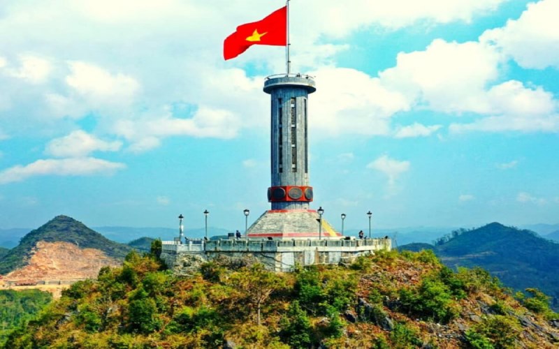 Cột cờ Lũng Cú - Địa điểm không thể bỏ lỡ khi đến Hà Giang