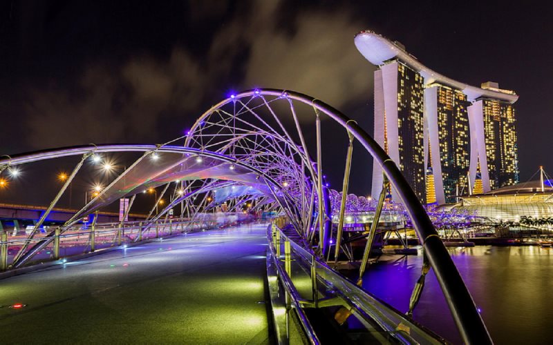 Từ đầu cầu Helix, bạn có thể ngắm cảnh đẹp Singapore về đêm.