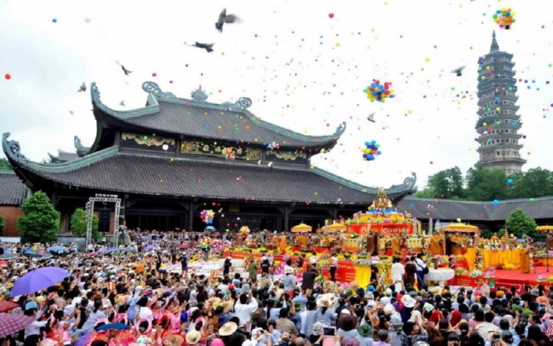 Ghé chùa Hương vào mùa lễ hội.